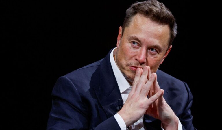 Elon Musk anunció que el robotaxi llegará en agosto 2024