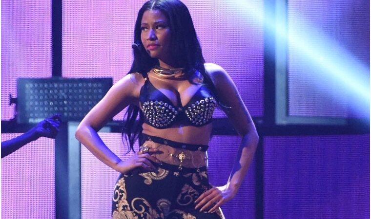 Nicki Minaj devuelve objeto que un fan le arrojó al escenario
