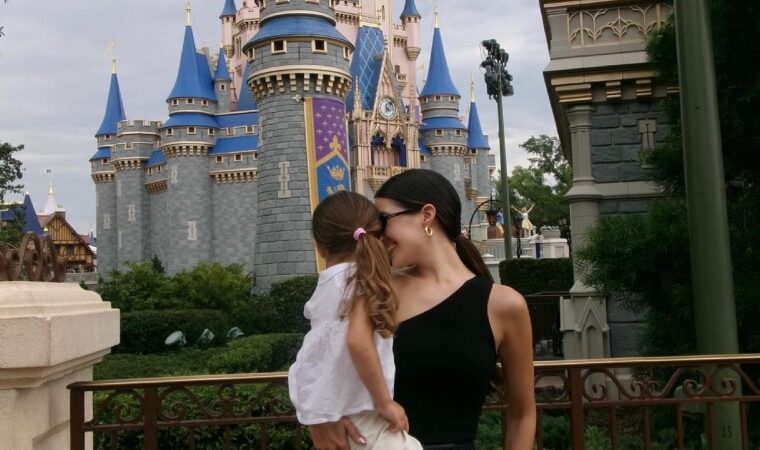 Sharon Fonseca comparte tiernos momentos con su hija en Disney