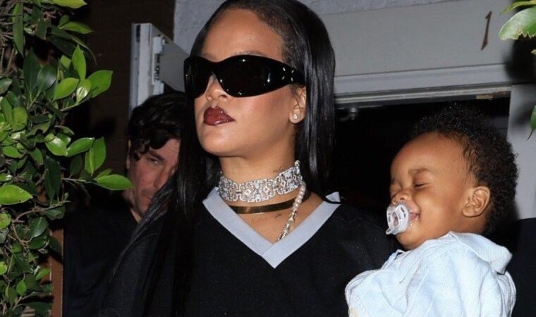 Le llueven críticas a Rihanna por cargar de manera arriesgada a su hijo