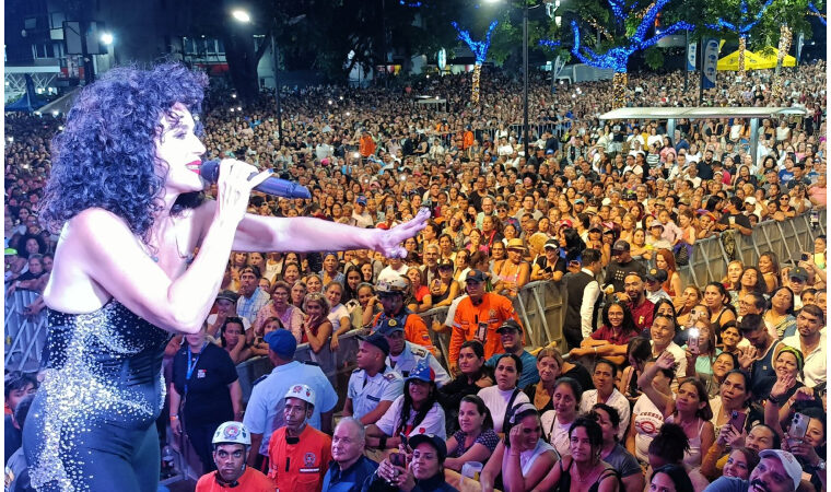 Miles de personas disfrutaron del concierto gratuito de Karina en la plaza Francia de Altamira