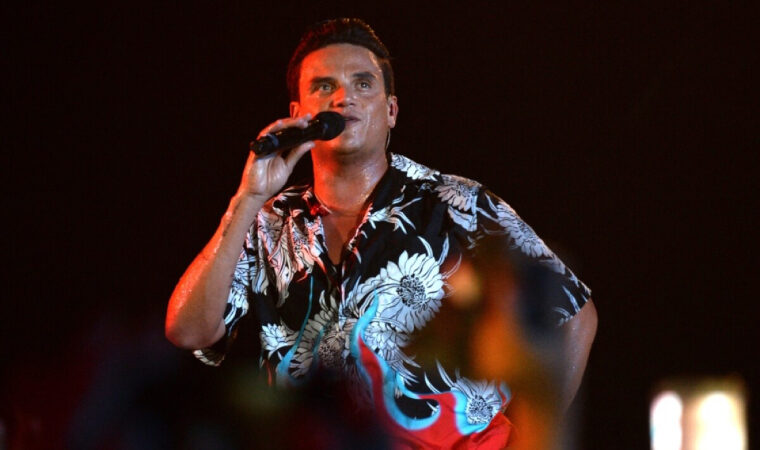 Con bandera en mano Silvestre Dangond agradeció una vez más al público venezolano