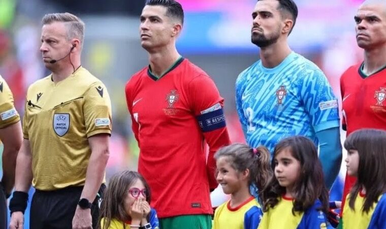 La tierna reacción de una niña al tocar a Cristiano Ronaldo antes del partido de Portugal