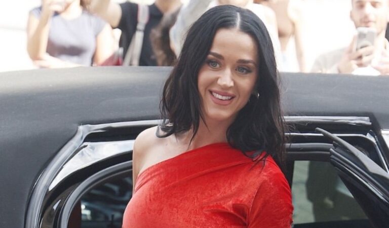 Katy Perry lució un vestido de casi 200 metros de cola con la letra de su próxima canción 