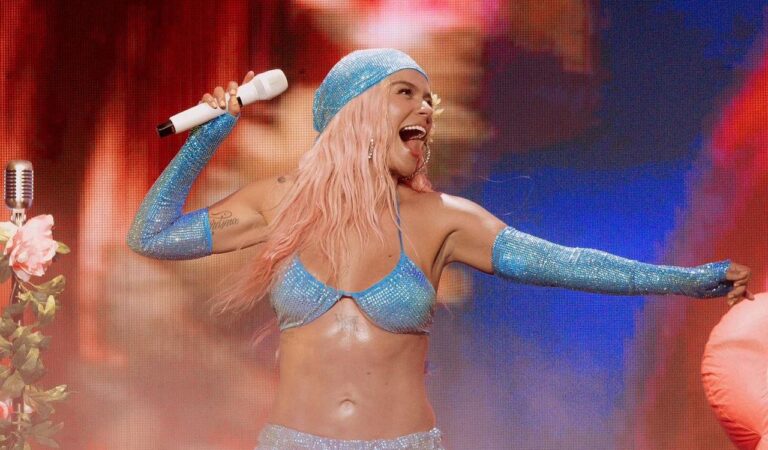 ¡Karol G causó furor en su llegada a Alemania!