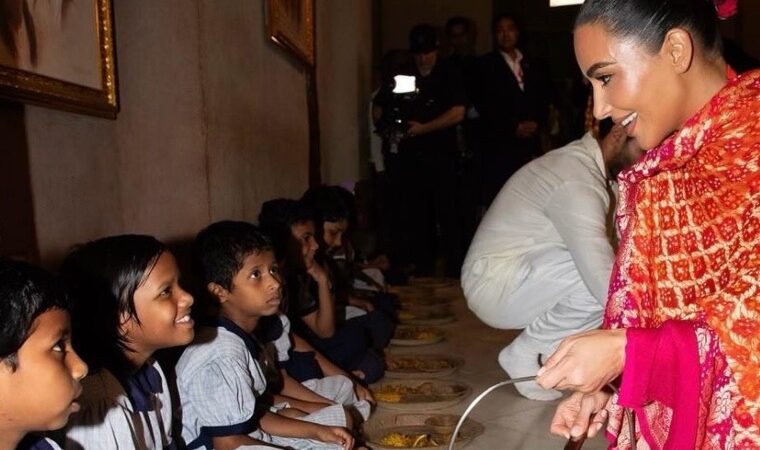 Kim Kardashian sorprende con donación de comida a niños en India