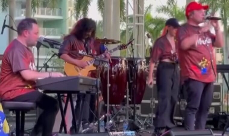 SanLuis canta su tema «Mis Ilusiones» en la celebración de la herencia venezolana de los Marlins de Miami