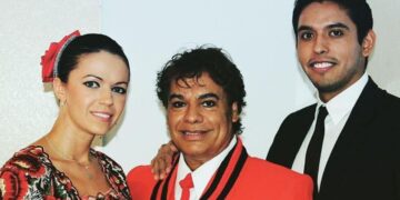 Juan Gabriel y parte de su familia- Foto Cortesía