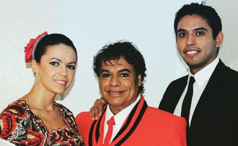 Juan Gabriel y parte de su familia- Foto Cortesía