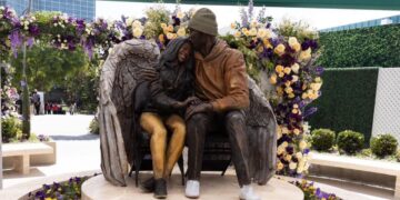 Estatua de Kobe Bryant y su hija- Foto Cortesía
