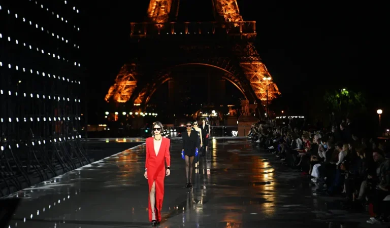 ¡Increíble! Con más de 100 desfiles y presentaciones, París celebra medio siglo de su Semana de la Moda