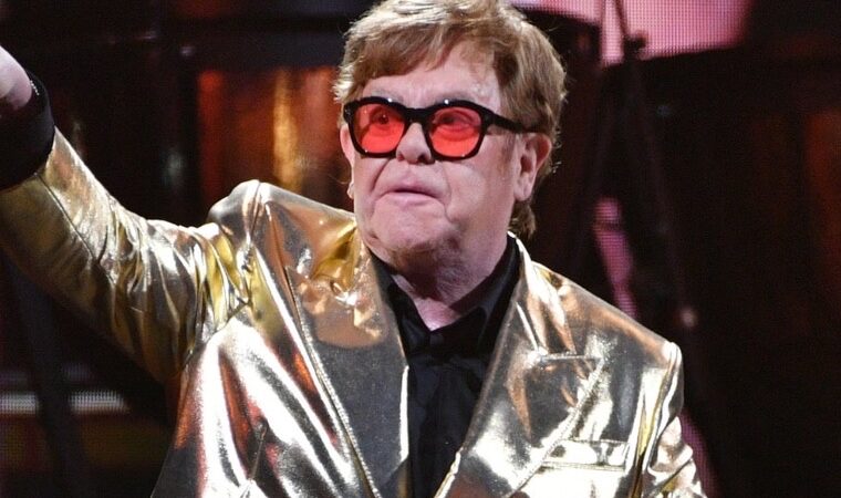 Elton John lucha contra una grave infección ocular