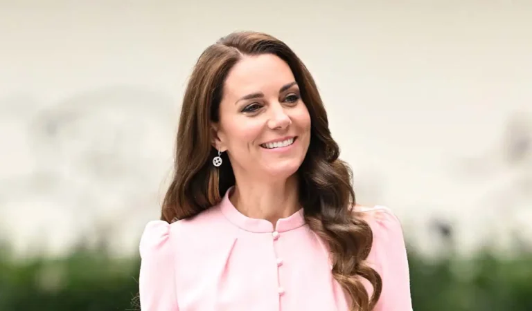 Kate Middleton deslumbra en su regreso real