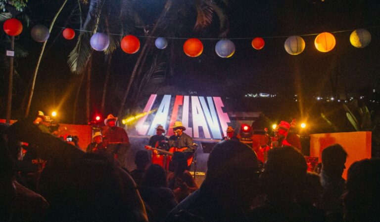 Al mejor estilo de los años 70, La Clave se adentra en un nuevo viaje musical de salsa