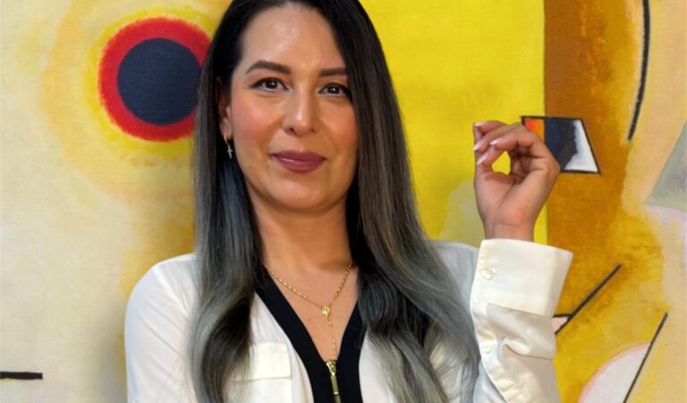 ¡Artista venezolana triunfa en Miami! Gladys Torres Celis recibe el Cacique de Oro Internacional