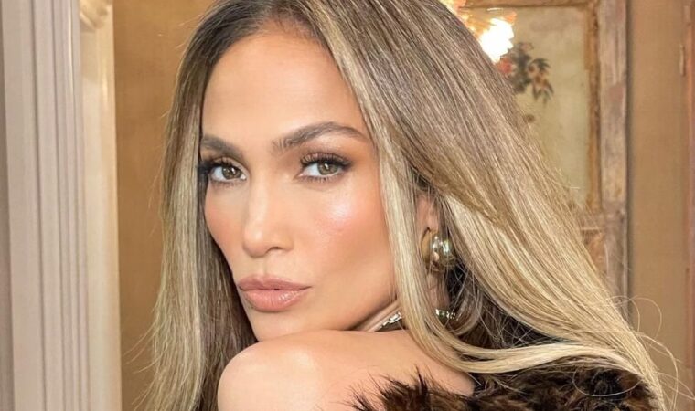 Jennifer Lopez brilla en Arabia Saudita: outfit rosa de látex y presentación en el GP de Fórmula 1