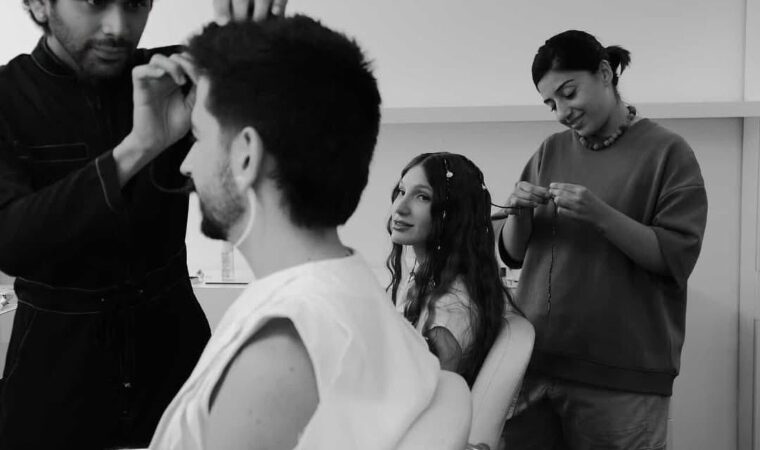 Geisher Vensecri, el venezolano detrás del look de Yami Safdie en The Kelly Clarkson Show