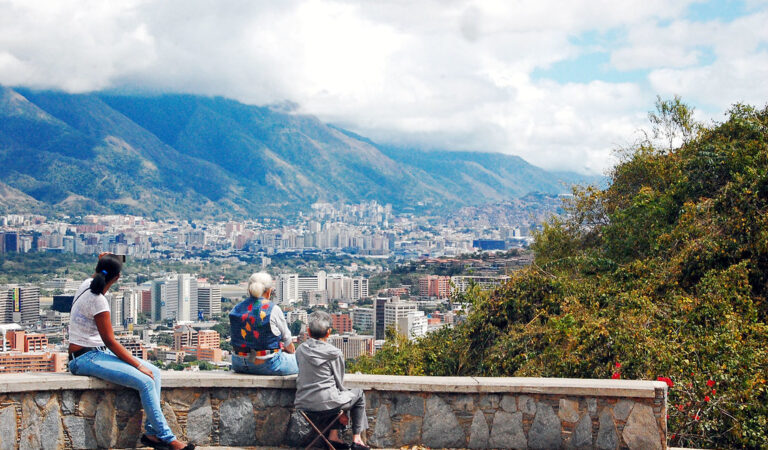 “Siéntate a Leer”: Bancos en forma de libros llegan a plazas y parques de Baruta desde el 21 de julio