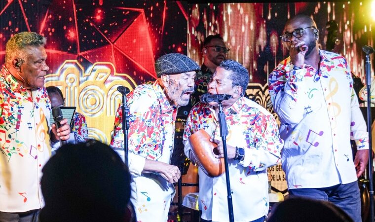 La Dimensión Latina inicia gira internacional «Un Solo Corazón» con homenaje en Caracas