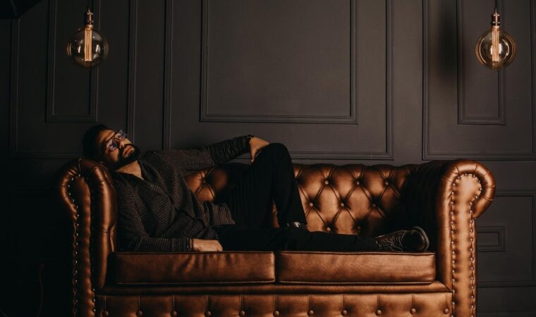 JC Gómez presenta “Alunizaje”: un viaje musical hacia el amor silente y la autenticidad