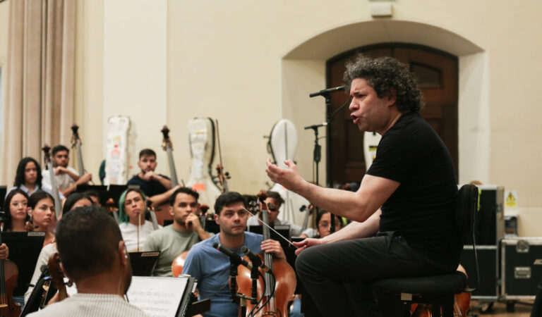 Gustavo Dudamel y la Sinfónica Simón Bolívar celebran 50 años de El Sistema con Coldplay en gira mundial