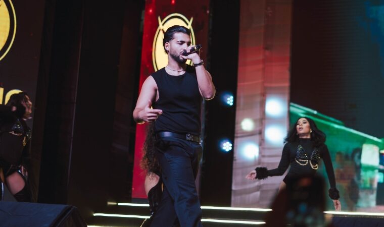 Alekho protagonizó el show musical en la coronación del Miss La Guaira 2025