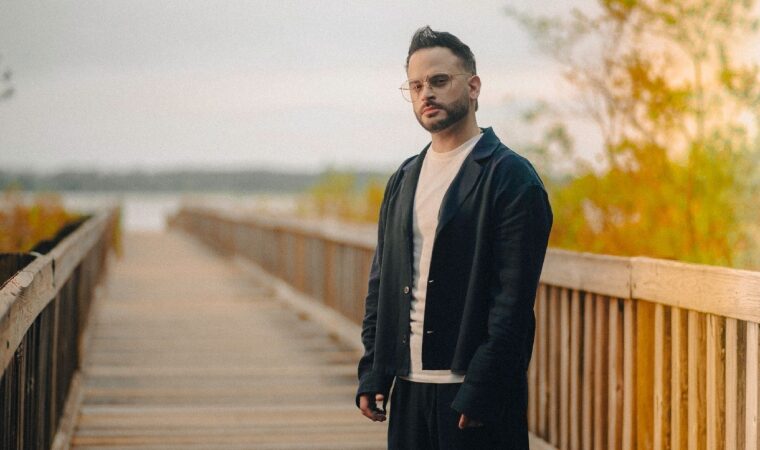 Vladi Ramírez lanza ‘Bendecido’ y presenta su nuevo proyecto Arca 33