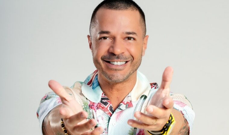 Xuxo rinde homenaje a los grandes de la salsa y «Deseándote» es su más reciente estreno