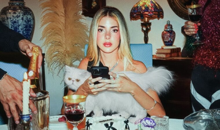 Crónica emocional: Corina Smith regresa con “- triste, + mami”