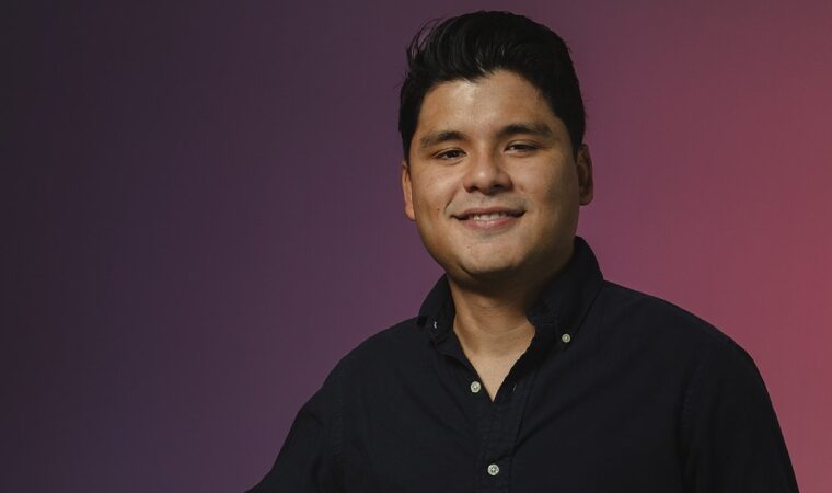 Oscar Mejía: Baterista venezolano que fusiona precisión, pasión y fe en la música cristiana