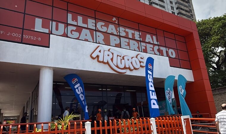 ¡La guaira se renueva con estilo y sabor! Arturos ahora luce una nueva imagen, más moderna y cálida 