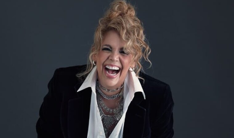 Elaiza Gil se lanza al “stand up comedy” con su show “¡Soltera sí, sola JAMÁS!”