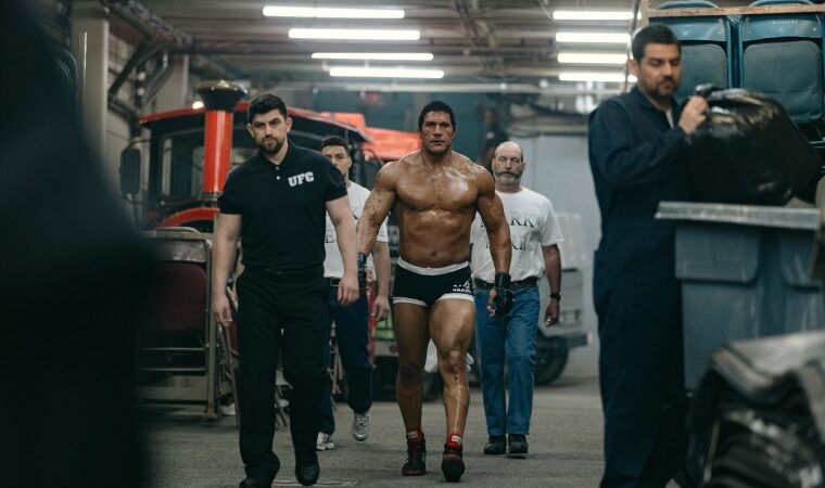 Dwayne Johnson sorprende en “La Máquina” y apunta al Oscar con su papel más humano