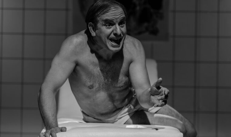 “Sangre en el diván” se despide en 2025: Héctor Manrique revive el lado oscuro del poder