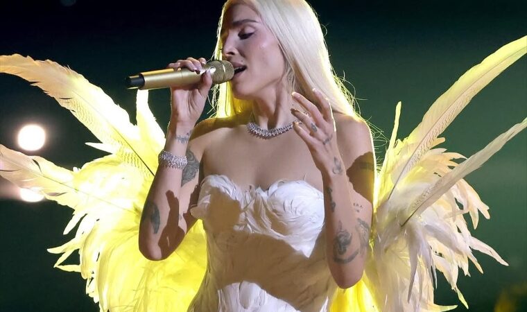 Elena Rose deslumbró en los Latin Grammy con un diseño venezolano de Voyage